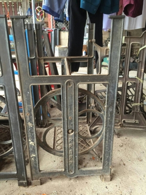 ขาจักรเหล็กหล่อเหล็กปั้มเป็นขาจักรเก่าสภาพเดิมๆไม่มีผุ ของซิงเกอร์ฟิลลิป และยี่ห้ออื่นได้ครับ  มีหลายตัวครับ  ราคานี้คุ้มมากครับ