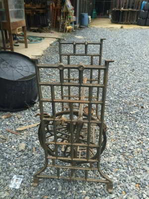 ขาจักรเหล็กหล่อเหล็กปั้มเป็นขาจักรเก่าสภาพเดิมๆไม่มีผุ ของซิงเกอร์ฟิลลิป และยี่ห้ออื่นได้ครับ  มีหลายตัวครับ  ราคานี้คุ้มมากครับ