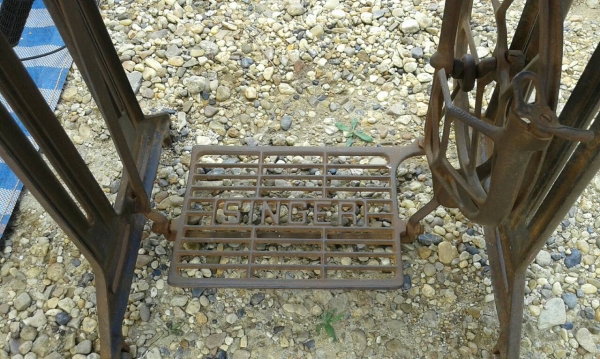 ขาจักรเหล็กหล่อเหล็กปั้มเป็นขาจักรเก่าสภาพเดิมๆไม่มีผุ ของซิงเกอร์ฟิลลิป และยี่ห้ออื่นได้ครับ  มีหลายตัวครับ  ราคานี้คุ้มมากครับ