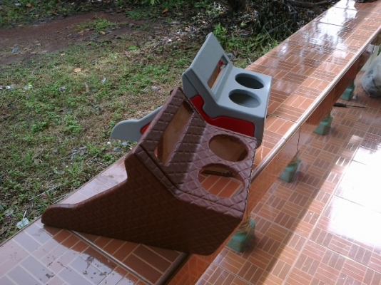 คอลโซนใต้เกียร์รถตู้รุ่นคอมมิวเตอร์พร้อมช่องใส่ปรีย์และวางขวด