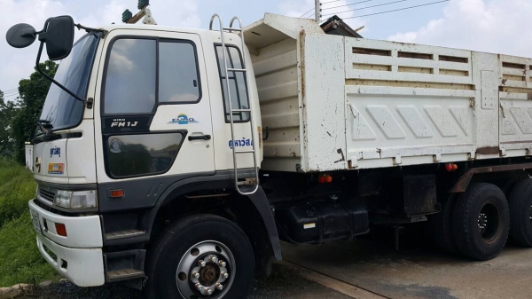 ขายด่วนสิบล้อดั้มสองเพลา 1Jสมอทอง 260แรง ปี47 รถสวยเดิมบาง สภาพพร้อมใช้