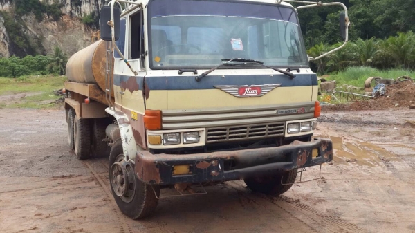 รถฮีโน่ 10 ล้อ บรรทุกน้ำ  KT - 920  / 185 แรงม้า.   สนใจติดต่อ  081 - 6079515