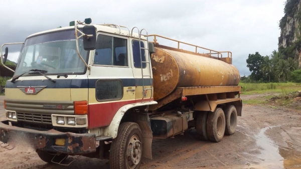 รถฮีโน่ 10 ล้อ บรรทุกน้ำ  KT - 920  / 185 แรงม้า.   สนใจติดต่อ  081 - 6079515