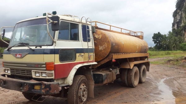 รถฮีโน่ 10 ล้อ บรรทุกน้ำ  KT - 920  / 185 แรงม้า.   สนใจติดต่อ  081 - 6079515