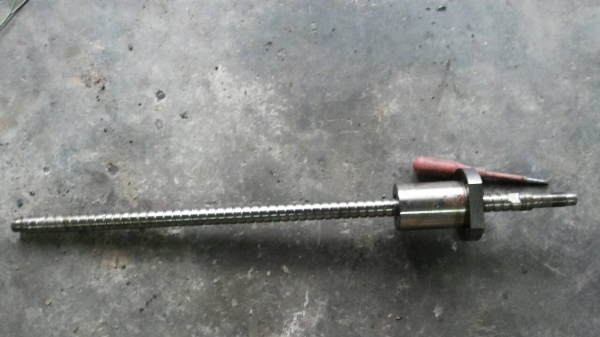 บอลสกรูที่มีความละเอียดสูงขนาด 25 มม.ยาว 80 ซม. ใช้ทำงานประกอบเครื่องจักรต่างๆได้ดี