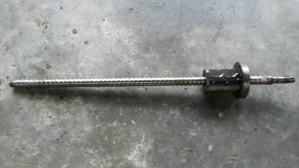 บอลสกรูที่มีความละเอียดสูงขนาด 25 มม.ยาว 80 ซม. ใช้ทำงานประกอบเครื่องจักรต่างๆได้ดี