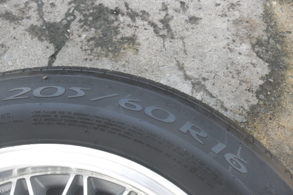 ล้อแม็ก16นิ้ว6รู พร้อมยาง สวยๆ 4 ล้อ ราคา 6700 บาท