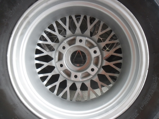 ล้อแม็ก16นิ้ว6รู พร้อมยาง สวยๆ 4 ล้อ ราคา 6700 บาท