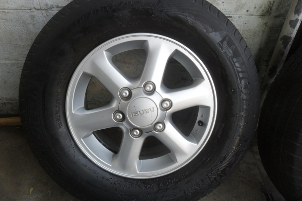 ล้อแม็ก16นิ้ว 6รู อีซุสุ พร้อมยาง สวยๆ 4 ล้อ ราคา 6700 บาท