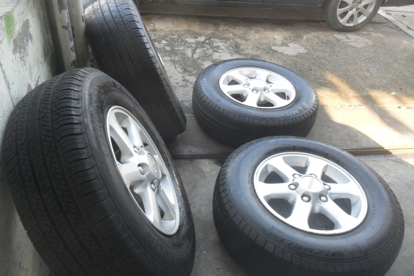 ล้อแม็ก 16นิ้ว 6รู อีซูสุ พร้อมยาง สวยๆ 4 ล้อ ราคา 6700 บาท