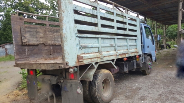 รถอีซุซุ 6 ล้อดั้ม NPR / เปลื่ยนเครื่อง 125 แรงม้า ปี 46.    สนใจติดต่อ  081 - 6079515