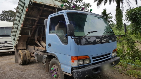 รถอีซุซุ 6 ล้อดั้ม NPR / เปลื่ยนเครื่อง 125 แรงม้า ปี 46.    สนใจติดต่อ  081 - 6079515