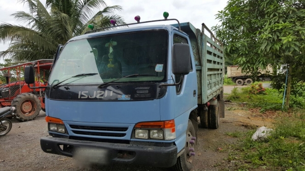 รถอีซุซุ 6 ล้อดั้ม NPR / เปลื่ยนเครื่อง 125 แรงม้า ปี 46.    สนใจติดต่อ  081 - 6079515