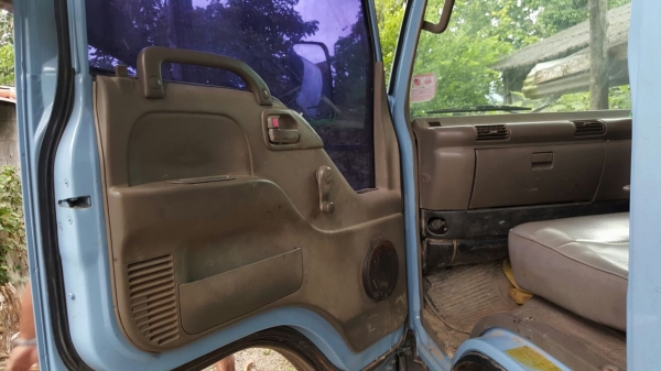 รถอีซุซุ 6 ล้อดั้ม NPR / เปลื่ยนเครื่อง 125 แรงม้า ปี 46.    สนใจติดต่อ  081 - 6079515