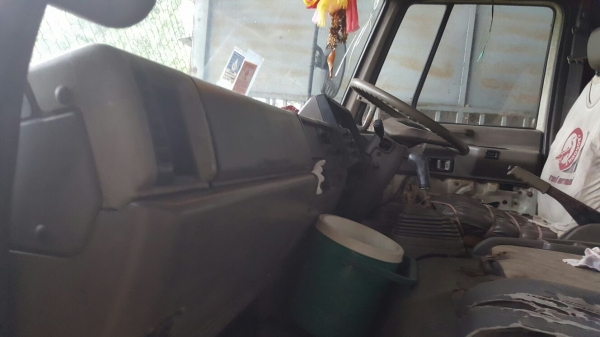 รถอีซูซุ 10 ล้อ หลังถนน FVM 175 แรงม้า.  ปี 38   สนใจติดต่อ  081 - 6079515