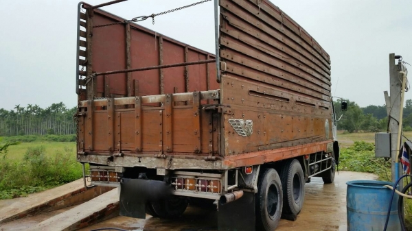 รถอีซูซุ 10 ล้อ หลังถนน FVM  195 แรงม้า. ปี 43.   สนใจติดต่อ  081 - 6079515