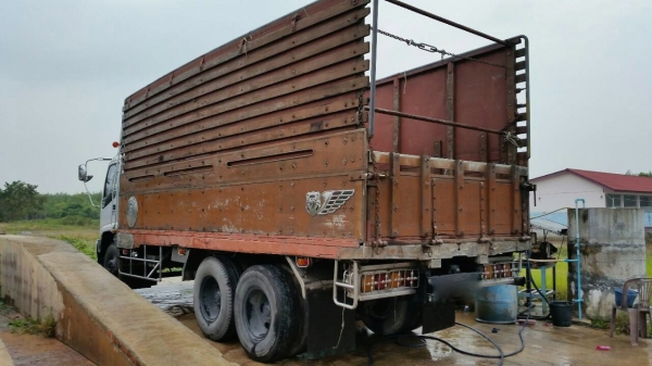 รถอีซูซุ 10 ล้อ หลังถนน FVM  195 แรงม้า. ปี 43.   สนใจติดต่อ  081 - 6079515