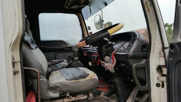 รถอีซูซุ 10 ล้อ หลังถนน FVM  195 แรงม้า. ปี 43.   สนใจติดต่อ  081 - 6079515