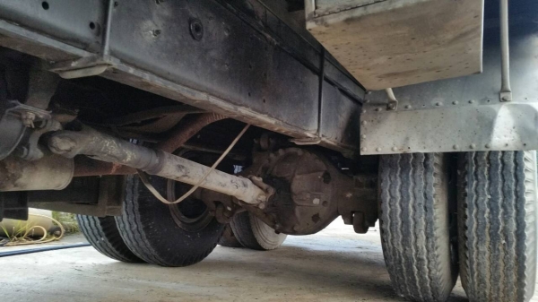 รถอีซูซุ 10 ล้อ หลังถนน FVM  195 แรงม้า. ปี 43.   สนใจติดต่อ  081 - 6079515