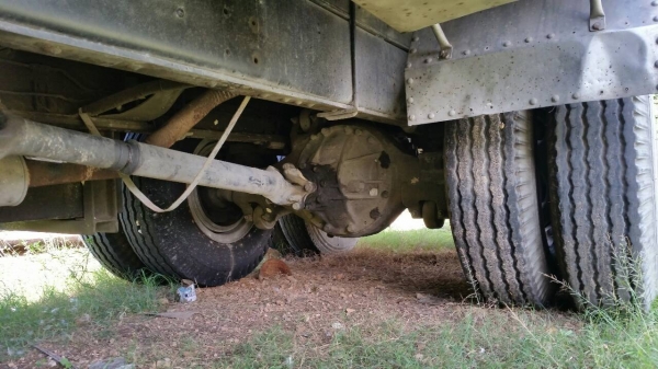 รถอีซูซุ 10 ล้อ หลังถนน FVM  195 แรงม้า. ปี 43.   สนใจติดต่อ  081 - 6079515