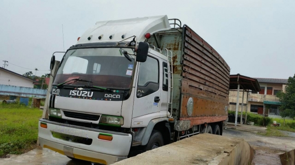 รถอีซูซุ 10 ล้อ หลังถนน FVM  195 แรงม้า. ปี 43.   สนใจติดต่อ  081 - 6079515