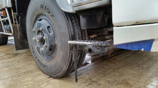 รถอีซูซุ 10 ล้อ หลังถนน FVM  195 แรงม้า. ปี 43.   สนใจติดต่อ  081 - 6079515