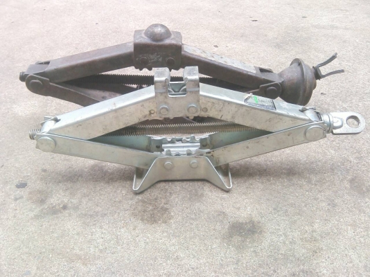 แม่แรงรถยนต์แข็งแรงสภาพดี