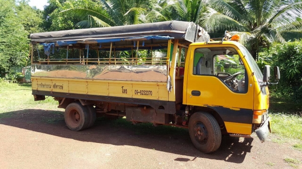 ขาย 6 ล้อ มีหลังคาโดยสาร ISUZU NKR ปี 40 เครื่อง 4HF1 ฝาขาว 120 แรงม้า คัสซีสวยตลอดเส้น ทะเบียนครบพร้อมโอน ราคาคุยกันได้ครับ