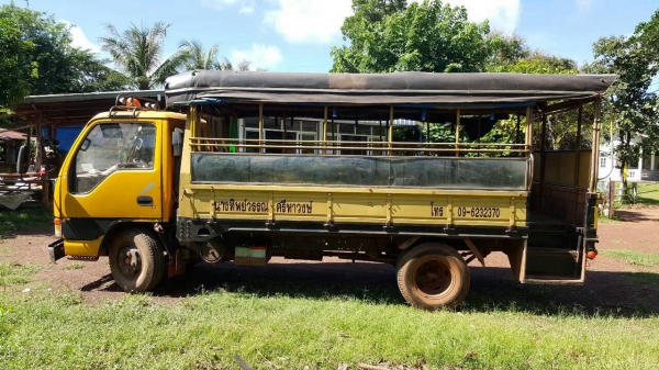 ขาย 6 ล้อ มีหลังคาโดยสาร ISUZU NKR ปี 40 เครื่อง 4HF1 ฝาขาว 120 แรงม้า คัสซีสวยตลอดเส้น ทะเบียนครบพร้อมโอน ราคาคุยกันได้ครับ