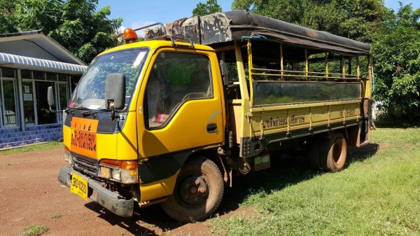 ขาย 6 ล้อ มีหลังคาโดยสาร ISUZU NKR ปี 40 เครื่อง 4HF1 ฝาขาว 120 แรงม้า คัสซีสวยตลอดเส้น ทะเบียนครบพร้อมโอน ราคาคุยกันได้ครับ