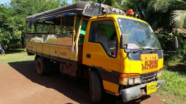 ขาย 6 ล้อ มีหลังคาโดยสาร ISUZU NKR ปี 40 เครื่อง 4HF1 ฝาขาว 120 แรงม้า คัสซีสวยตลอดเส้น ทะเบียนครบพร้อมโอน ราคาคุยกันได้ครับ