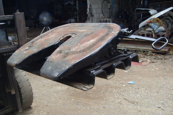 * ขายจานหน้าวัวพร้อมแท่น 11,000.- บาท