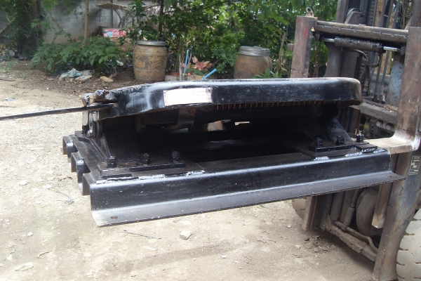 * ขายจานหน้าวัวพร้อมแท่น 11,000.- บาท