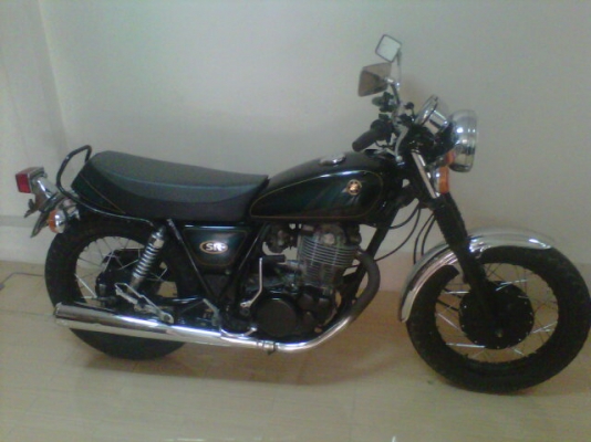 ***ขาย SR400 ตัว limited ปี 95 สีเขียวเดิมญี่ปุ่น รถเดิมครับ 61000 ohm คอนหวัน*** เครื่องดีมากครับ ระบบไฟใช้ได้หมด รถวิ่งน้อยมากครับ ยางหน้าหลังดอกเต็มtt100 เอกสารอินวอยตัวจริงครับ ยินดีลองขับได้ครับ ราคา 61000 บาท  สนใจ 0858730704 ohm คอนหวันครับ