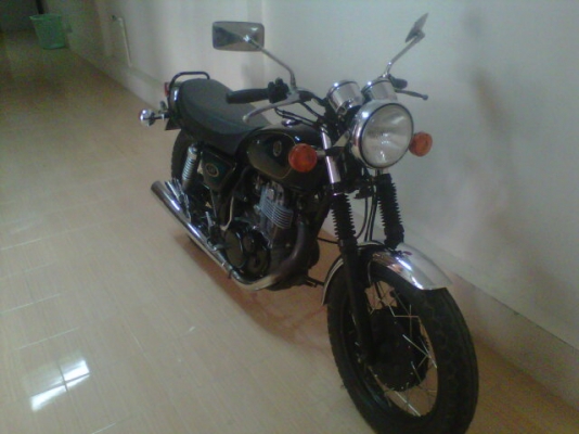 ***ขาย SR400 ตัว limited ปี 95 สีเขียวเดิมญี่ปุ่น รถเดิมครับ 61000 ohm คอนหวัน*** เครื่องดีมากครับ ระบบไฟใช้ได้หมด รถวิ่งน้อยมากครับ ยางหน้าหลังดอกเต็มtt100 เอกสารอินวอยตัวจริงครับ ยินดีลองขับได้ครับ ราคา 61000 บาท  สนใจ 0858730704 ohm คอนหวันครับ