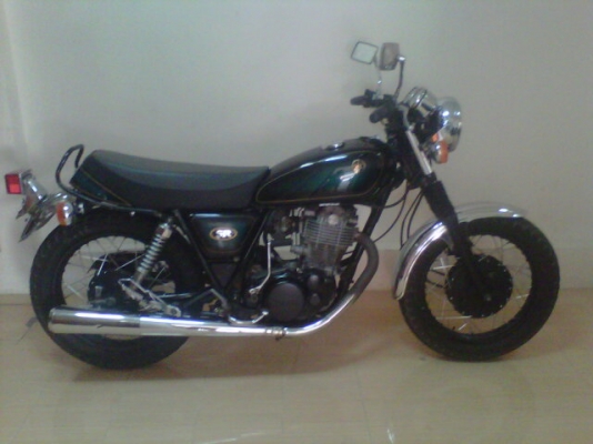 ***ขาย SR400 ตัว limited ปี 95 สีเขียวเดิมญี่ปุ่น รถเดิมครับ 61000 ohm คอนหวัน*** เครื่องดีมากครับ ระบบไฟใช้ได้หมด รถวิ่งน้อยมากครับ ยางหน้าหลังดอกเต็มtt100 เอกสารอินวอยตัวจริงครับ ยินดีลองขับได้ครับ ราคา 61000 บาท  สนใจ 0858730704 ohm คอนหวันครับ