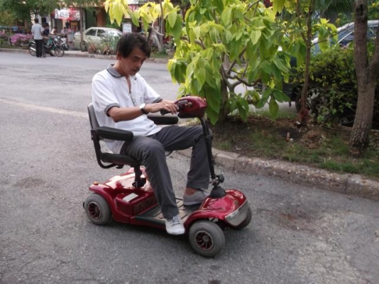 รถไฟฟ้าท่าน สว. - เก้าอี้หมุนได้รอบตัว 360 องศา ขึ้นลงสะดวก  - ล้อพิเศษกันล้มด้านหลัง  - มอเตอร์ไฟฟ้ากำลังแรง 600 วัตต์  - เหมาะสำหรับการใช้งานทั้งภายในและภายนอก  - ไฟหน้าและไฟท้ายเพื่อความปลอดภัย  - เก้าอี้ใหญ่พิเศษ พร้อมด้วยพนักพิงปรับระดับ  - คันบังคับ