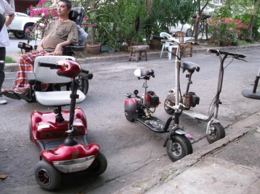 รถไฟฟ้าท่าน สว. - เก้าอี้หมุนได้รอบตัว 360 องศา ขึ้นลงสะดวก  - ล้อพิเศษกันล้มด้านหลัง  - มอเตอร์ไฟฟ้ากำลังแรง 600 วัตต์  - เหมาะสำหรับการใช้งานทั้งภายในและภายนอก  - ไฟหน้าและไฟท้ายเพื่อความปลอดภัย  - เก้าอี้ใหญ่พิเศษ พร้อมด้วยพนักพิงปรับระดับ  - คันบังคับ