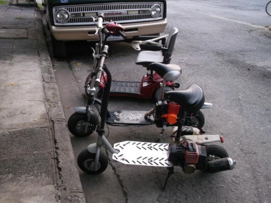 รถไฟฟ้าท่าน สว. - เก้าอี้หมุนได้รอบตัว 360 องศา ขึ้นลงสะดวก  - ล้อพิเศษกันล้มด้านหลัง  - มอเตอร์ไฟฟ้ากำลังแรง 600 วัตต์  - เหมาะสำหรับการใช้งานทั้งภายในและภายนอก  - ไฟหน้าและไฟท้ายเพื่อความปลอดภัย  - เก้าอี้ใหญ่พิเศษ พร้อมด้วยพนักพิงปรับระดับ  - คันบังคับ