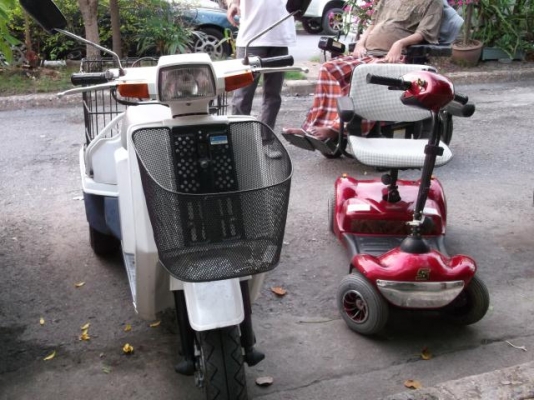 รถไฟฟ้าท่าน สว. - เก้าอี้หมุนได้รอบตัว 360 องศา ขึ้นลงสะดวก  - ล้อพิเศษกันล้มด้านหลัง  - มอเตอร์ไฟฟ้ากำลังแรง 600 วัตต์  - เหมาะสำหรับการใช้งานทั้งภายในและภายนอก  - ไฟหน้าและไฟท้ายเพื่อความปลอดภัย  - เก้าอี้ใหญ่พิเศษ พร้อมด้วยพนักพิงปรับระดับ  - คันบังคับ