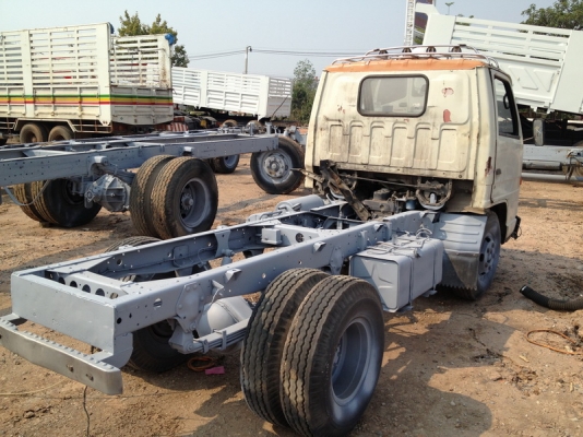 ขายถูกตามสภาพ isuzu nkr รถห้างยิงทรายคัชซีใว้แล้วเครื่อง 4be 110 แรงม้า