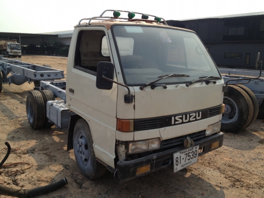ขายถูกตามสภาพ isuzu nkr รถห้างยิงทรายคัชซีใว้แล้วเครื่อง 4be 110 แรงม้า