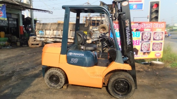 ขายรถยก TOYOTA รุ่น7  3ตัน สภาพดีพร้อมใช้งาน ด่วน!!