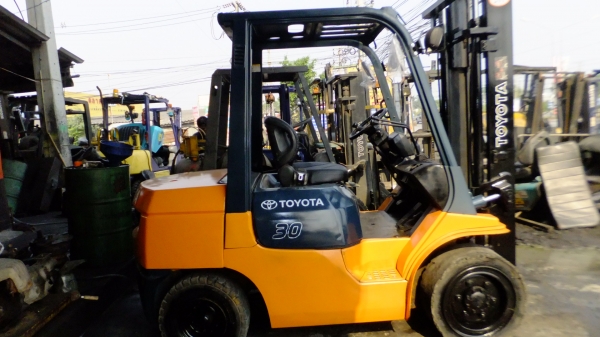 ขายรถยก TOYOTA รุ่น7  3ตัน สภาพดีพร้อมใช้งาน ด่วน!!