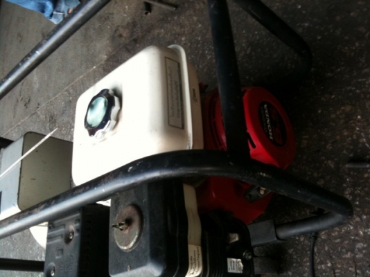 เครื่องปั่นไฟเชื่อมได้ครับ 2.6 มิล ไฟ 220 V. มือสองสภาพดี ชมคลิปการทำงาน ด้านใน