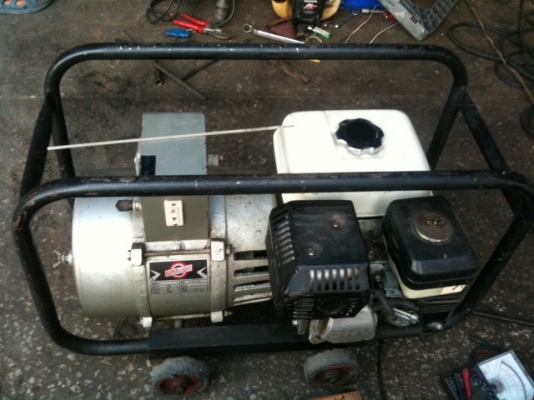 เครื่องปั่นไฟเชื่อมได้ครับ 2.6 มิล ไฟ 220 V. มือสองสภาพดี ชมคลิปการทำงาน ด้านใน