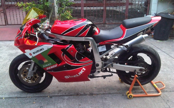 ขาย Suzuki Gsxr Slingshot 750cc คาบูร์แฟลส ท่อสูตร ทะเบียน ราคา 85000 บาท  สนใจติต่อ คุณ กร  0814998616