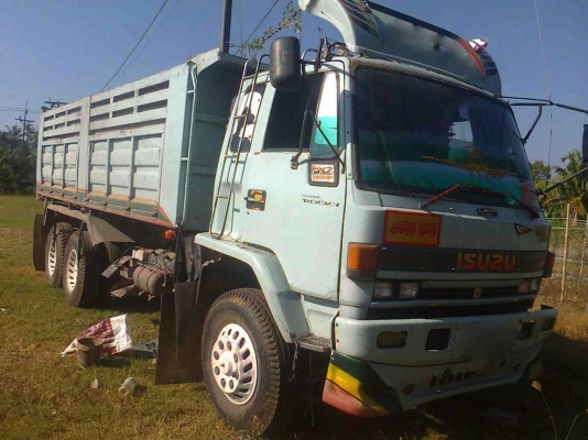 รถอิซูซุ 10 ล้อดั๊ม เปลื่ยนเครื่อง 270 แรงม้า ( ขายแม่ลูก ) ( ขาวทำฟ้า )  สนใจติดต่อ 081 - 6079515