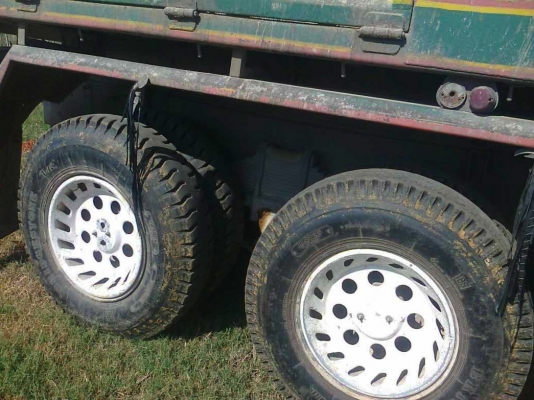 รถอิซูซุ 10 ล้อดั๊ม เปลื่ยนเครื่อง 270 แรงม้า ( ขายแม่ลูก ) ( ขาวทำฟ้า )  สนใจติดต่อ 081 - 6079515