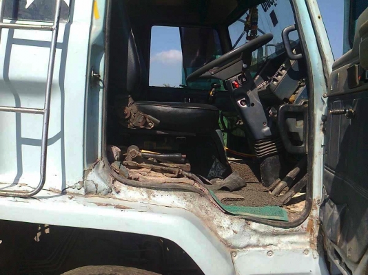 รถอิซูซุ 10 ล้อดั๊ม เปลื่ยนเครื่อง 270 แรงม้า ( ขายแม่ลูก ) ( ขาวทำฟ้า )  สนใจติดต่อ 081 - 6079515